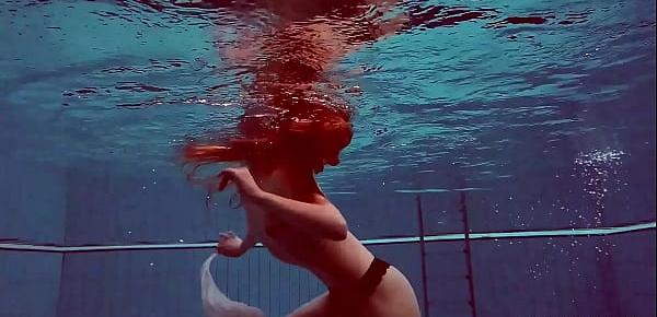  Underwater swimming babe Alice Bulbul